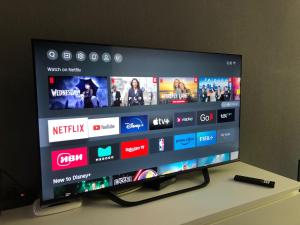 Kingsize bed SELF CHECK IN & Smart tv and FREE Parking