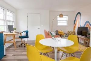 Retro Retreat renovated 2BR, desk, no chore list! - وودستوك