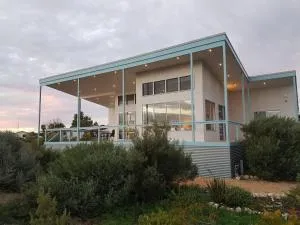 Coastal Retreat - Beachfront - Point Turton