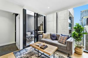 Chic 2br Southbank Apt Pool, Gym & City Vibes