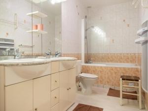 Maisons de vacances Stone-house cottage in Saussey with garden : photos des chambres