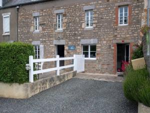 Maisons de vacances Stone-house cottage in Saussey with garden : photos des chambres