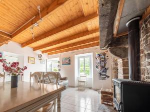 Maisons de vacances Stone-house cottage in Saussey with garden : photos des chambres