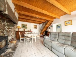 Maisons de vacances Stone-house cottage in Saussey with garden : photos des chambres