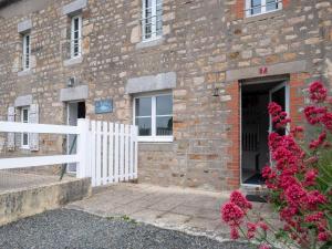 Maisons de vacances Stone-house cottage in Saussey with garden : photos des chambres