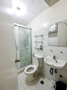 Modern Spacious 2BR Condo with Wifi at Aurora Gardens San Juan City near Rob Magnolia
