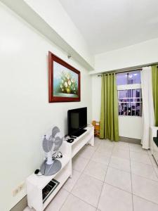 Modern Spacious 2BR Condo with Wifi at Aurora Gardens San Juan City near Rob Magnolia
