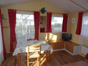 Maisons de vacances Mobil-Home Fouras, 3 pieces, 4 personnes - FR-1-709-55 : photos des chambres