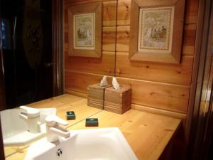 Chalet bois 9 pers, Grand confort, près pistes et commerces, Wi-Fi, Equipé, Parking, Non fumeur - FR-1-733-18