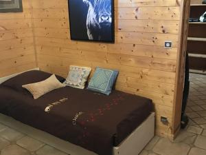 Chalets Chalet bois 9 pers, Grand confort, pres pistes et commerces, Wi-Fi, Equipe, Parking, Non fumeur - FR-1-733-18 : photos des chambres