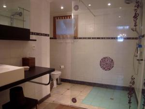 Chalets Chalet bois 9 pers, Grand confort, pres pistes et commerces, Wi-Fi, Equipe, Parking, Non fumeur - FR-1-733-18 : photos des chambres