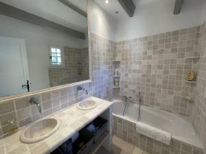 Maisons de vacances Mas 3 chambres avec piscine, clim, Wi-Fi et tennis - FR-1-726-29 : photos des chambres