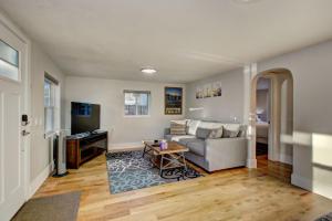Little Blue Bungalow on Boises Bench, Pet Friendly, Fully Fenced yard with doggie door! 2 miles from BSU, 5 minutes from Downtown Boise, Desk and workstation for remote workers, 2 TVs large walk-in closet, Good for mid-term stays