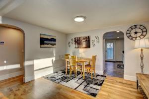 Little Blue Bungalow on Boises Bench, Pet Friendly, Fully Fenced yard with doggie door! 2 miles from BSU, 5 minutes from Downtown Boise, Desk and workstation for remote workers, 2 TVs large walk-in closet, Good for mid-term stays