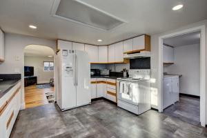 Little Blue Bungalow on Boises Bench, Pet Friendly, Fully Fenced yard with doggie door! 2 miles from BSU, 5 minutes from Downtown Boise, Desk and workstation for remote workers, 2 TVs large walk-in closet, Good for mid-term stays