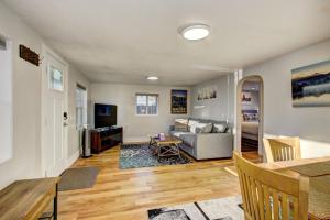 Little Blue Bungalow on Boises Bench, Pet Friendly, Fully Fenced yard with doggie door! 2 miles from BSU, 5 minutes from Downtown Boise, Desk and workstation for remote workers, 2 TVs large walk-in closet, Good for mid-term stays