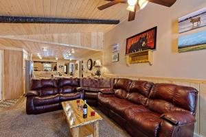 Huckleberry Hollow by KABINO Hot Tub FirePit PS2 Satellite Grill WiFi Golf Course - 4hvězdičkové hotely ve městě Island Park