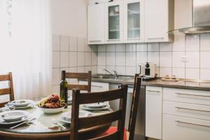 Marjan hill 3-BR apt,5 guests private garden near beach