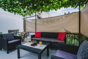 Marjan hill 3-BR apt,5 guests private garden near beach