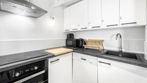 Maisons d'hotes LA COLOC CHOCO - Belle Colocation en hypercentre / 5 chambres privees / Salle de bains privative / Proche Gare et Tram / Wifi et Netflix : photos des chambres