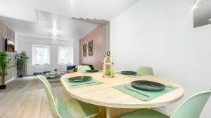 Maisons d'hotes LA COLOC CHOCO - Belle Colocation en hypercentre / 5 chambres privees / Salle de bains privative / Proche Gare et Tram / Wifi et Netflix : photos des chambres