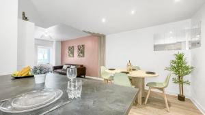 Maisons d'hotes LA COLOC CHOCO - Belle Colocation en hypercentre / 5 chambres privees / Salle de bains privative / Proche Gare et Tram / Wifi et Netflix : photos des chambres