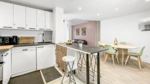 Maisons d'hotes LA COLOC CHOCO - Belle Colocation en hypercentre / 5 chambres privees / Salle de bains privative / Proche Gare et Tram / Wifi et Netflix : photos des chambres