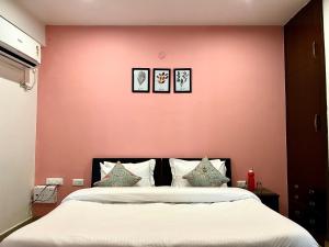 Rose 3BHK by Wabi Sabi Stays with Private Balcony