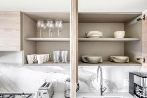 W Loop Studio w Deck Pool Gym 3 blocks to L CHI-644