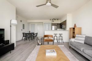 Little Havana 1br w pool gym near restaurants MIA-49