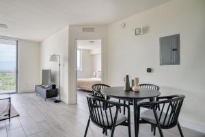 Little Havana 1br w pool gym near restaurants MIA-49