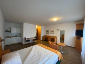 Comfort Apartment Double Bed room in Ariva Boardinghouse Platanenhof