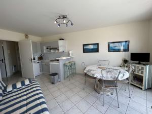 Appartement 2 pièces avec balcon, vue mer latérale - FR-1-224C-301