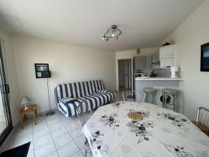 Appartement 2 pièces avec balcon, vue mer latérale - FR-1-224C-301