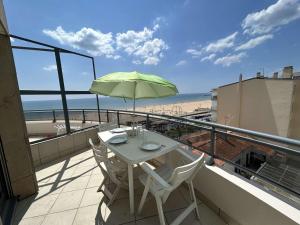 Appartement 2 pièces avec balcon, vue mer latérale - FR-1-224C-301
