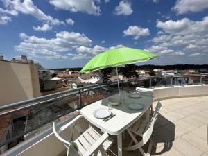 Appartement 2 pièces avec balcon, vue mer latérale - FR-1-224C-301
