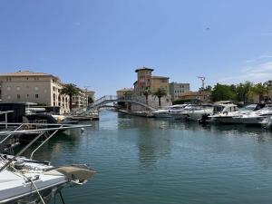 Appart cosy avec mezzanine, terrasse et parking à Fréjus - FR-1-226A-109