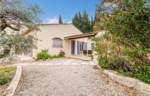 Maisons de vacances Amazing Home In Graveson With Outdoor Swimming Pool And 4 Bedrooms : photos des chambres