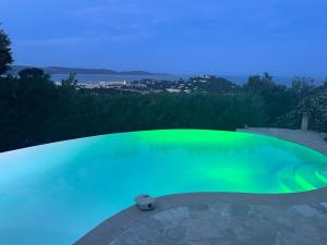 Villas 4-Star Private Villa with Heated Pool and Panoramic Sea View at Gulf de Saint Tropez : photos des chambres