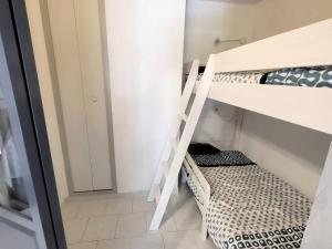 Appartements T2 climatise avec coin nuit, parking, piscine et tennis - 200m plages et commerces - FR-1-316-154 : photos des chambres