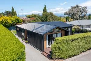 Black Barn Modern: Luxe Martinborough Escape - Kahutara