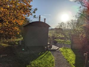 Hut In The Glade, Shepherds Hut with Hot Tub