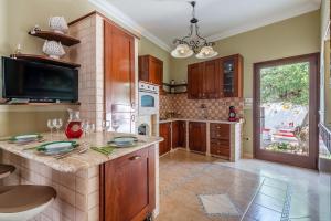 Villa Simone Vacation Villa With Garden - Happy Rentals