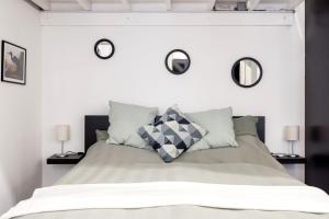 Charming Downtown Hideaway Steps from New York Café!