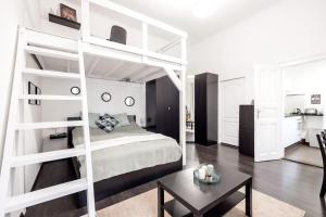 Charming Downtown Hideaway Steps from New York Café!