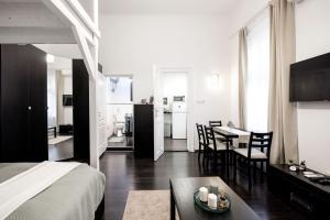 Charming Downtown Hideaway Steps from New York Café!