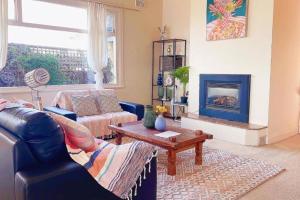 Incredible Waterview - 4 Bedroom Hobart Waterside Cottage