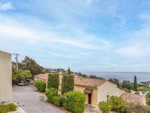 Apartment Les Pescadieres-4 by Interhome