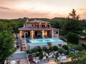 Villa with pool surrounded by woods in Labin - Strmac