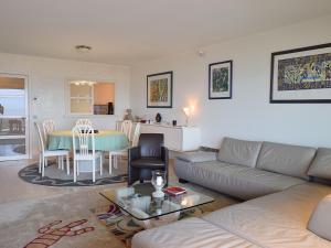 Refined Seaview Apartment